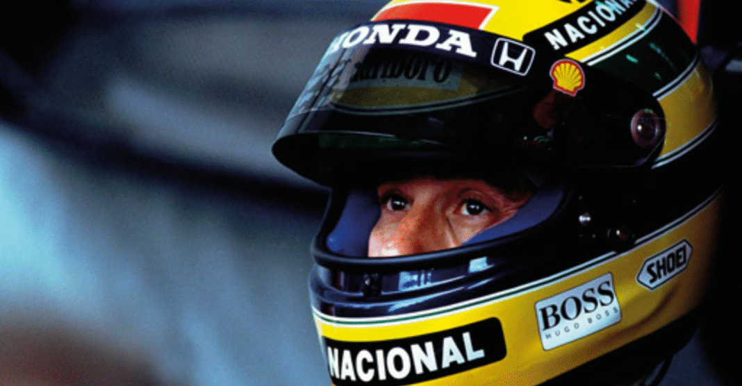 Um dos capacetes mais icônicos da carreira de Ayrton Senna foi leiloado por um valor impressionante e agora detém o título de mais caro do mundo (Foto: X)