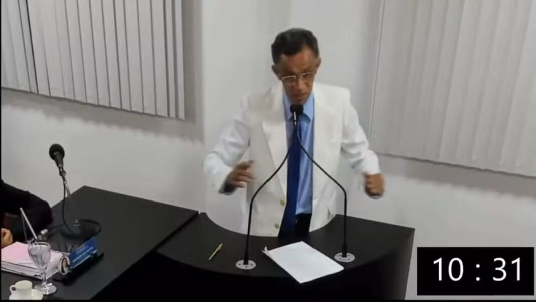 No discurso, ao comentar que “quem mais maltrata é beneficiado” na política, o vereador prosseguiu com uma analogia considerada ofensiva: “É a mesma história, quanto mais apanha, é que a mulher mais gosta do homem… É a verdade, é a vida”, afirmou (Foto: X)