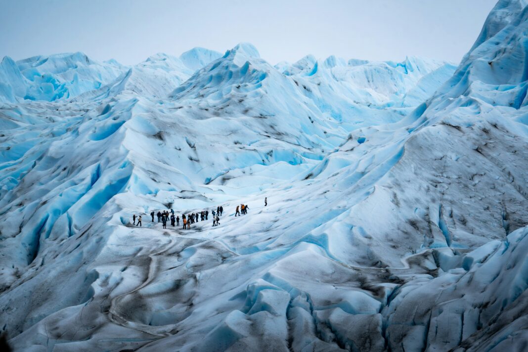 A ilusão de estabilidade dessas massas de gelo milenares tem atraído turistas desavisados que, ao explorá-las sem ajuda profissional, se colocam frente a riscos que nem sempre são visíveis a olho nu (Foto: Unsplash)
