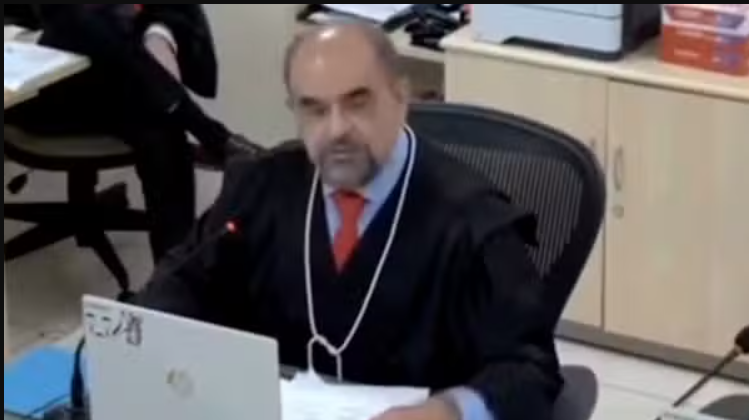 Durante julgamento de um recurso relacionado à pensão alimentícia para uma criança com Transtorno do Espectro Autista (TEA), o desembargador Amílcar Roberto Bezerra Guimarães, do Tribunal de Justiça do Pará (TJPA), provocou indignação ao sugerir que há uma “epidemia de diagnósticos de aparência autista” no Brasil, com possível objetivo de lucro por parte de médicos e clínicas (Foto: X)