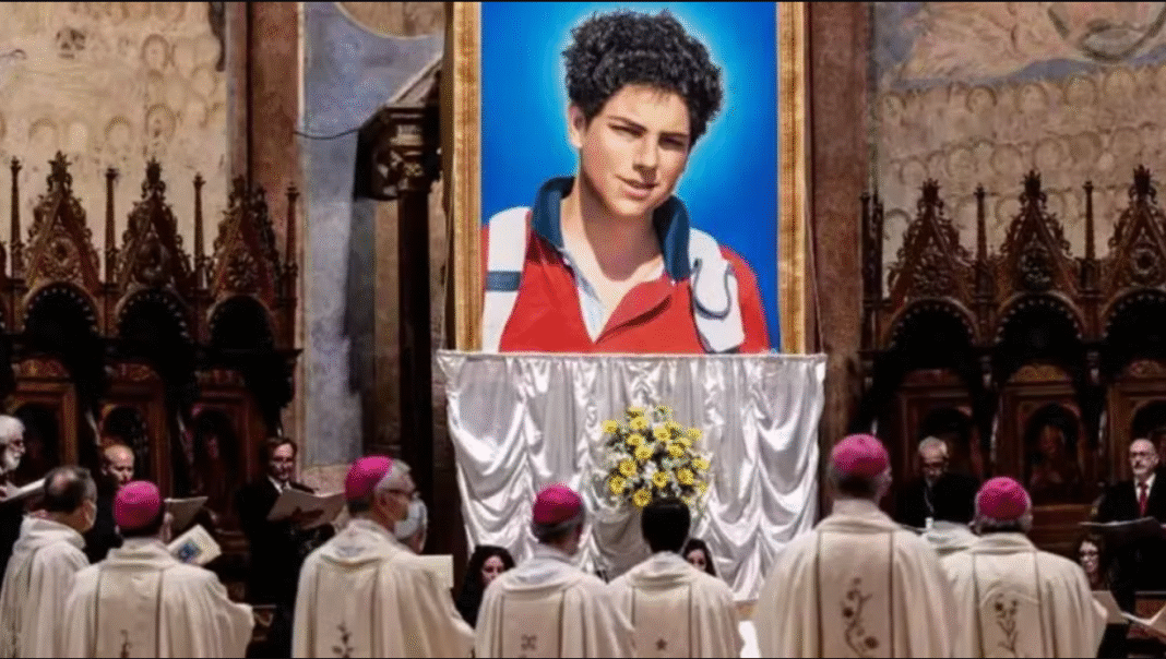 O Vaticano confirmou nesta sexta-feira (13) que Carlo Acutis, conhecido como o “padroeiro da internet”, será oficialmente declarado santo no dia 7 de setembro (Foto: X)