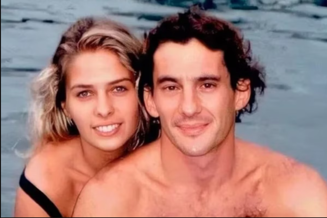 Mais de 30 anos após a morte de Ayrton Senna, Adriane Galisteu voltou a falar abertamente sobre o relacionamento que viveu com o piloto e os conflitos com a família dele (Foto: X)