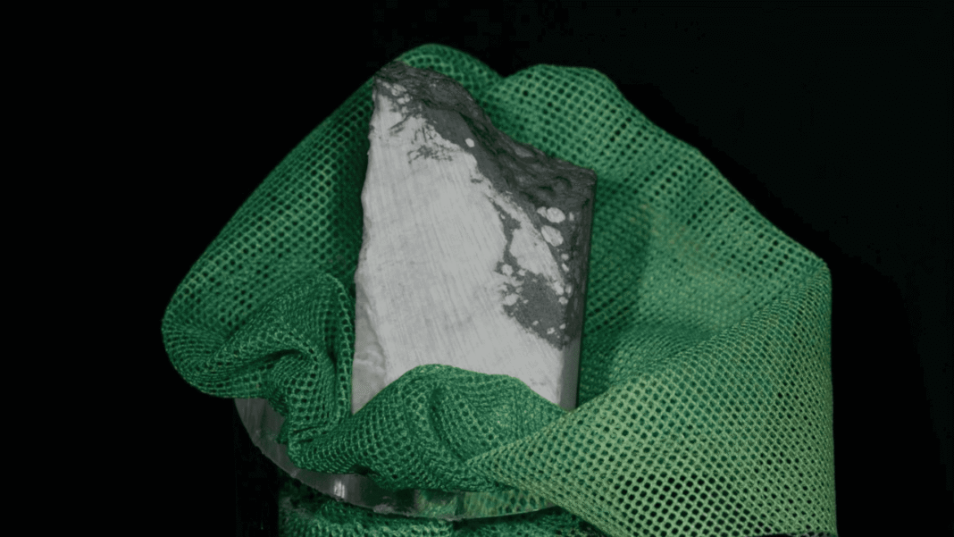 Um dos minerais mais curiosos e raros do planeta acaba de ter seu segredo desvendado por cientistas britânicos (Foto: X)