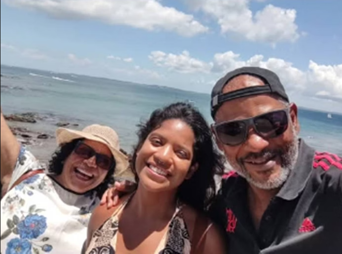 Depois de enfrentar uma verdadeira maratona para conseguir chegar até a Indonésia, Manoel Marins Filho, pai da brasileira Juliana Marins, de 26 anos, finalmente conseguiu embarcar nesta terça-feira (24) rumo a Bali (Foto: X)