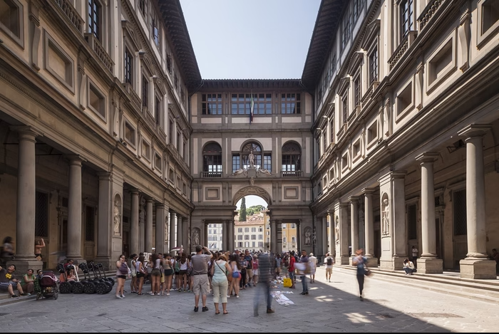 Um quadro do século XVIII foi danificado por um turista na Galeria Uffizi, em Florença, depois que ele tentou fazer um meme para as redes sociais (Foto: X)