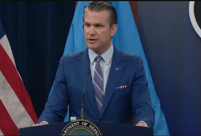 O secretário de Defesa dos Estados Unidos, Pete Hegseth, afirmou nesta quinta-feira (26/6) que os ataques norte-americanos contra o Irã causaram “danos significativos” e “efetivamente destruíram” as principais instalações do programa nuclear iraniano (Foto: X)