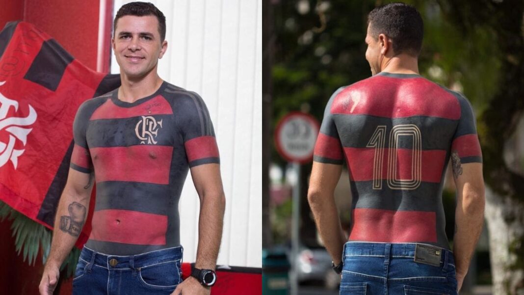 Avaliada em aproximadamente R$ 15 mil, a tatuagem reproduz o modelo rubro-negro de 2015 e cobre cerca de 40% de seu corpo (Foto: X)