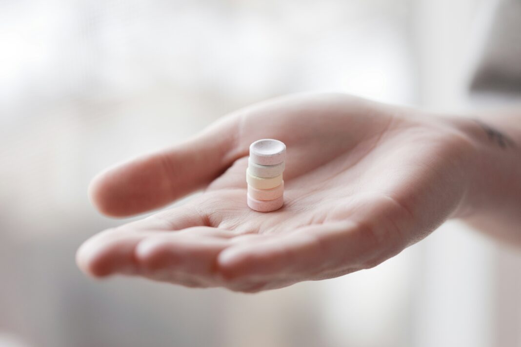É comum, na correria do dia a dia, acabar tomando um medicamento sem perceber que ele está vencido (Foto: Unsplash)
