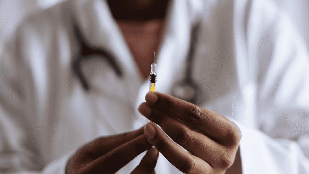 Pesquisadores do Instituto de Tecnologia de Massachusetts (MIT), nos Estados Unidos, desenvolveram uma técnica que aumenta significativamente a eficácia de vacinas de dose única contra o HIV (Foto: X)