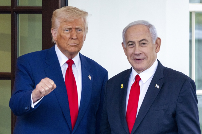 Um grupo de 25 deputados federais, a maioria alinhada à base bolsonarista, apresentou à Câmara dos Deputados um pedido de homenagem ao ex-presidente dos Estados Unidos, Donald Trump, e ao premiê de Israel, Benjamin Netanyahu, em reconhecimento pelos ataques realizados contra o Irã (Foto: X)