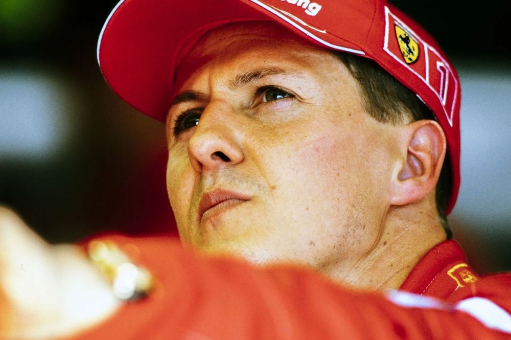 Desde o acidente de esqui que mudou drasticamente sua vida em 2013, Michael Schumacher permanece longe da mídia e sob intenso sigilo médico (Foto: X)