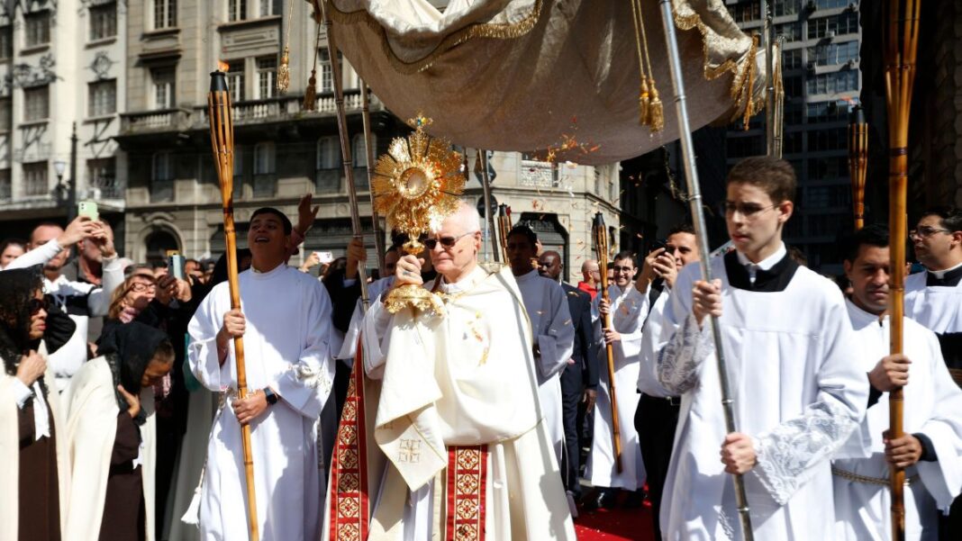 A celebração de Corpus Christi, tradicional no calendário da Igreja Católica, costuma gerar dúvidas entre os brasileiros: afinal, é feriado nacional ou apenas ponto facultativo? A resposta varia conforme a cidade e a legislação local (Foto: X)