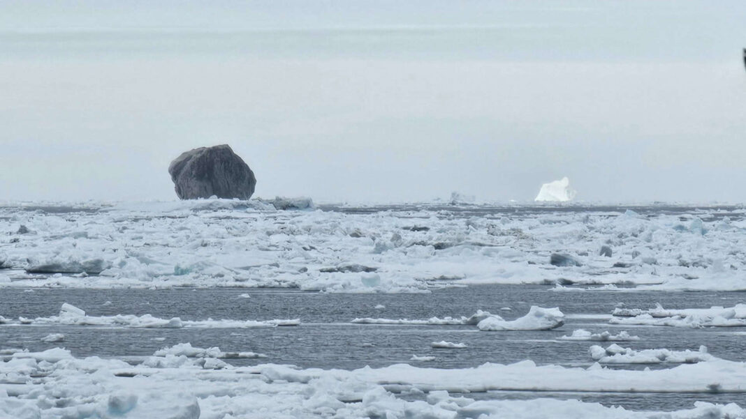 Durante uma navegação de rotina no Mar do Labrador, no Canadá, o pescador Hallur Antoniussen foi surpreendido por uma visão incomum: um iceberg completamente preto (Foto: X)