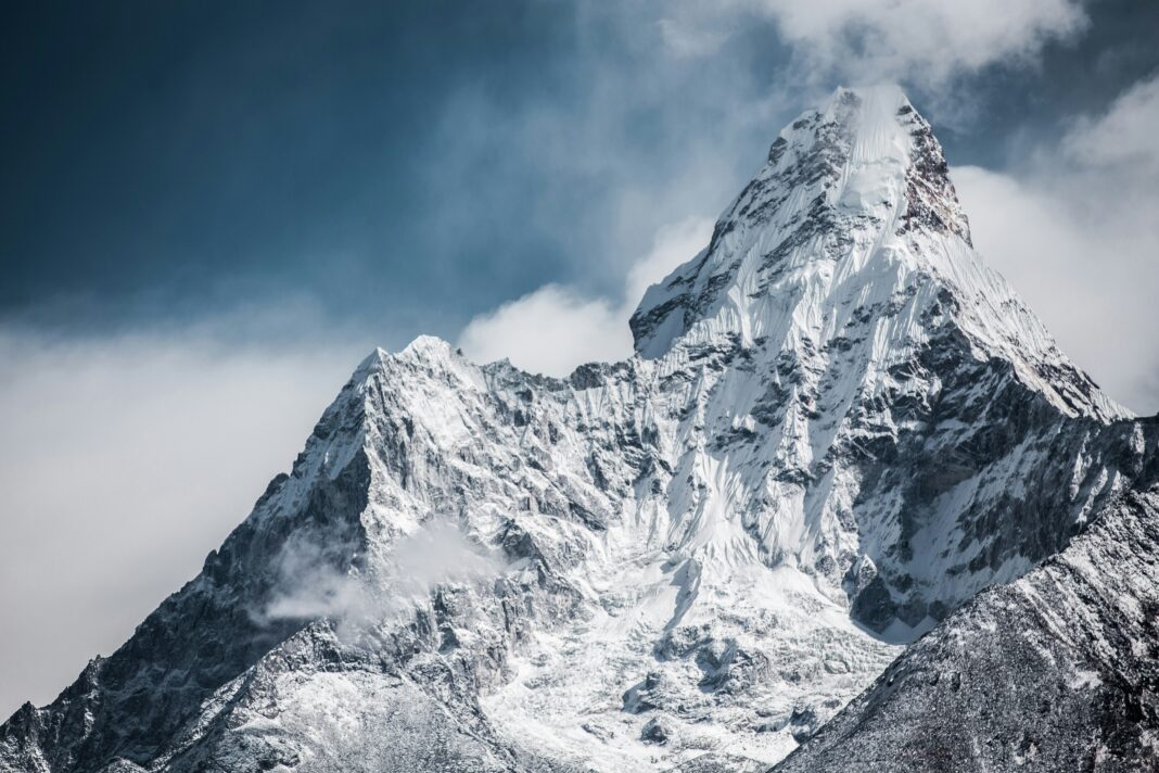 O cenário imponente do Monte Everest, o ponto mais alto da Terra com 8.848 metros de altitude, vem se transformando drasticamente nos últimos anos (Foto: X)
