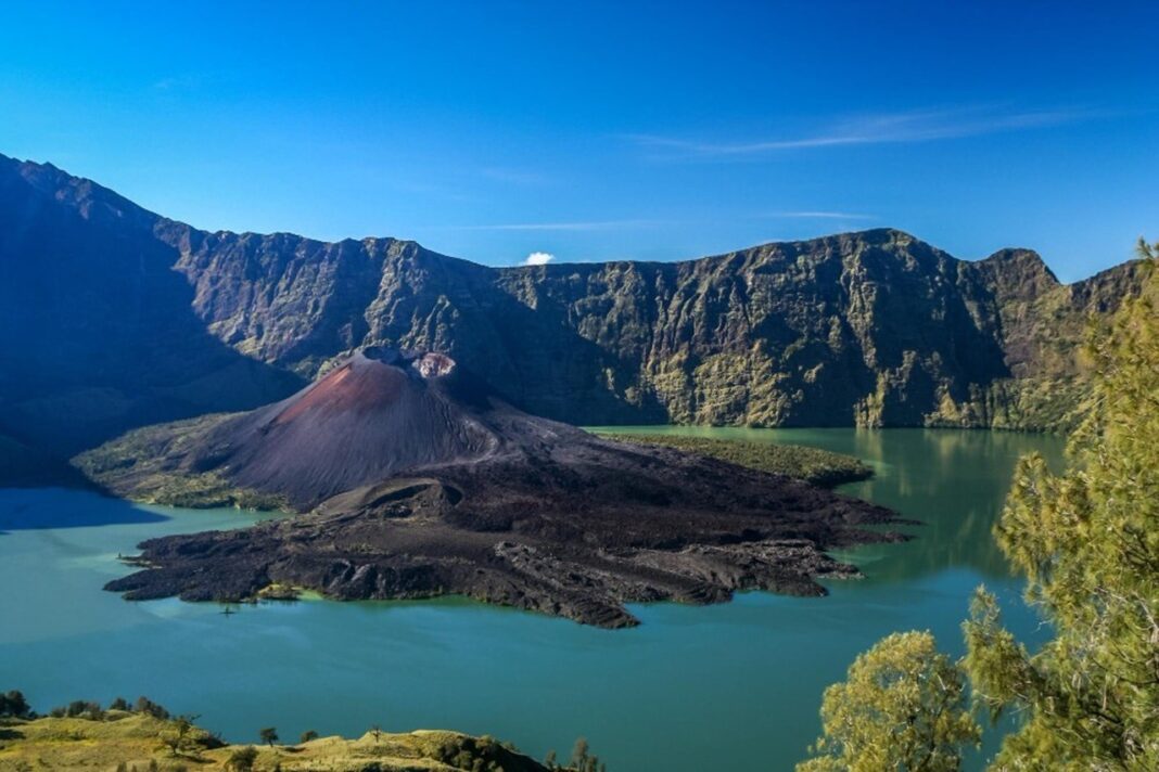 O Monte Rinjani, na ilha de Lombok, na Indonésia, é conhecido por suas paisagens deslumbrantes e por oferecer uma das trilhas mais desafiadoras da Ásia. (Foto: X)