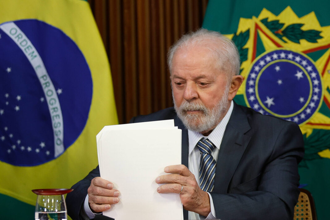 O presidente Luiz Inácio Lula da Silva decidiu manter o rigor da legislação brasileira contra crimes financeiros ao vetar, nesta terça-feira (29), uma proposta aprovada pelo Congresso que diminuía a pena mínima para lavagem ou ocultação de bens. (Foto: X)