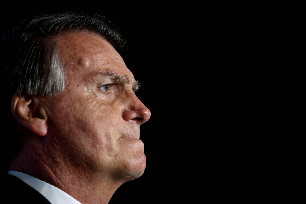 O ex-presidente Jair Bolsonaro (PL) se manifestou sobre as tarifas de 50% impostas por Donald Trump sobre as exportações brasileiras, destacando que a questão envolve mais 