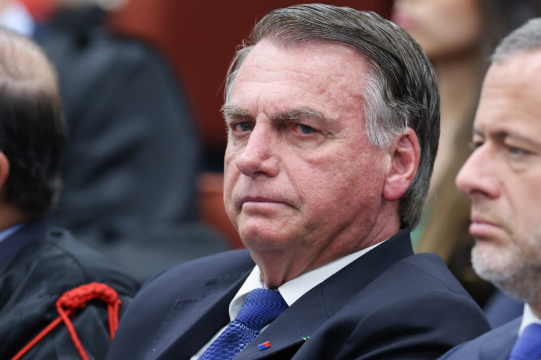 O ex-presidente Jair Bolsonaro (PL) afirmou nesta quinta-feira (17) que não vê outra saída a não ser enfrentar o julgamento no Supremo Tribunal Federal (STF), no processo que o acusa de liderar uma tentativa de golpe de Estado após as eleições de 2022 (Foto: X)