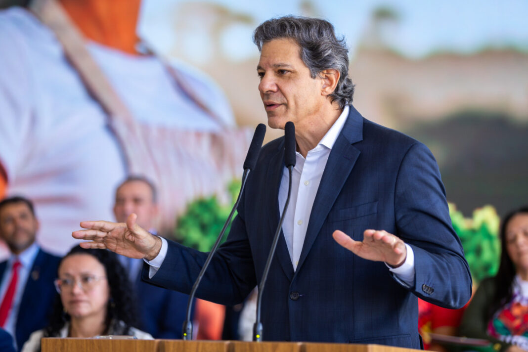 O ministro da Fazenda, Fernando Haddad, voltou a afirmar que a manutenção da meta de déficit zero em 2025 está condicionada à elevação do IOF (Imposto sobre Operações Financeiras), à aprovação de medidas que aumentam a arrecadação e à redução de R$ 15 bilhões em benefícios fiscais (Foto: X)