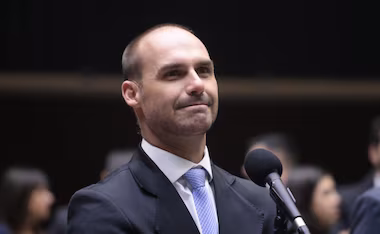 O advogado-geral da União (AGU), Jorge Messias, declarou em entrevista à CNN nesta quarta-feira (16) que o deputado federal licenciado Eduardo Bolsonaro (PL-SP) pode ser processado por dano moral (Foto: X)
