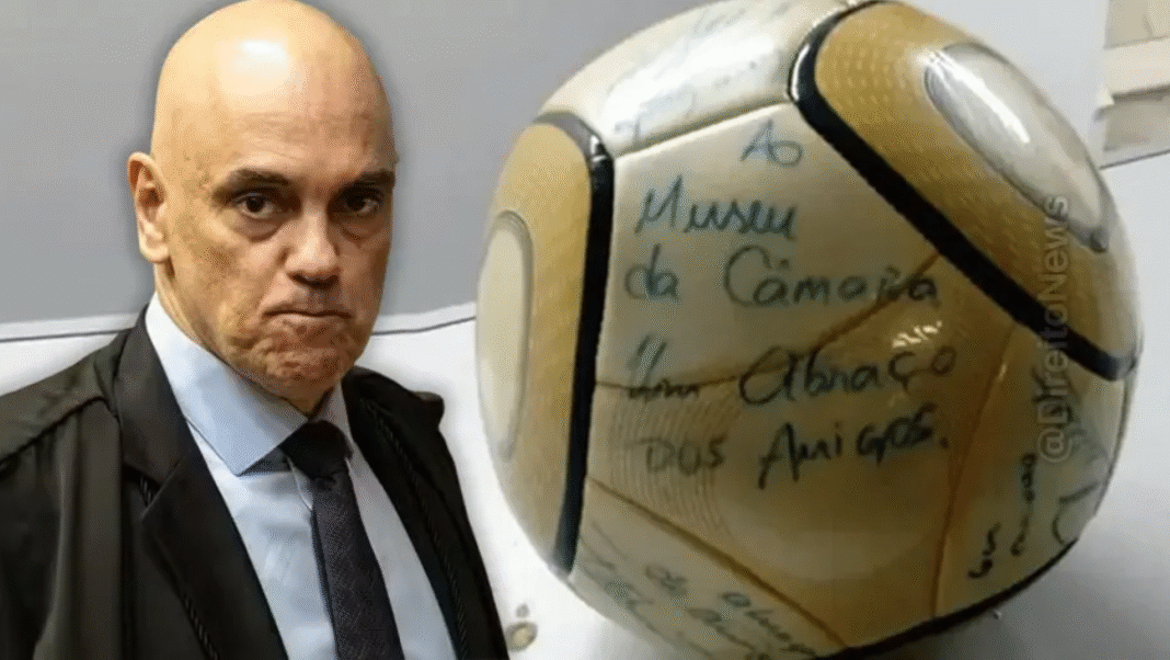 O Supremo Tribunal Federal (STF) condenou um homem acusado de furtar uma bola autografada por Neymar Jr. durante a invasão à Câmara dos Deputados, em 8 de janeiro de 2023 (Foto: X)