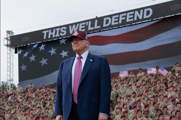 O presidente dos Estados Unidos, Donald Trump, reafirmou nesta terça-feira (8/7) que pretende impor uma tarifa adicional de 10% sobre os países que integram o Brics — bloco formado por economias emergentes como Brasil, Rússia, Índia, China e África do Sul (Foto: X)
