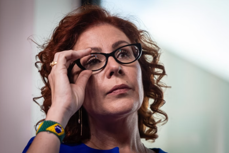 A deputada federal Carla Zambelli (PL-SP), foragida da Justiça desde junho, entregou o apartamento funcional que utilizava em Brasília, após mais de um mês de atraso (Foto: X)