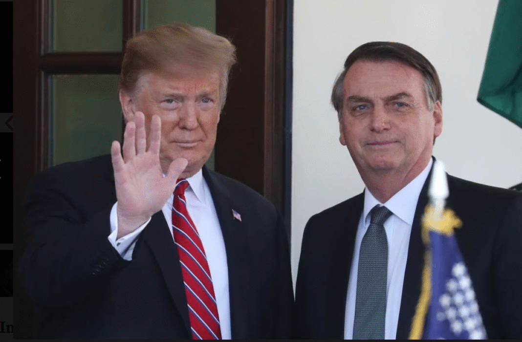 Em meio à tensão comercial entre Brasil e Estados Unidos, o ex-presidente Jair Bolsonaro (PL) afirmou nesta quinta-feira (17) que o Pix é uma criação de seu governo e se colocou à disposição para negociar diretamente com o presidente norte-americano Donald Trump, com o objetivo de evitar a aplicação de uma tarifa de 50% sobre produtos brasileiros (Foto: X)