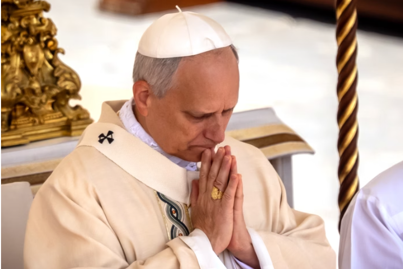 O papa Leão XIV manifestou profunda tristeza nesta quinta-feira (17) após o ataque israelense que atingiu a única igreja católica da Faixa de Gaza, deixando ao menos dois mortos e dez feridos (Foto: X)