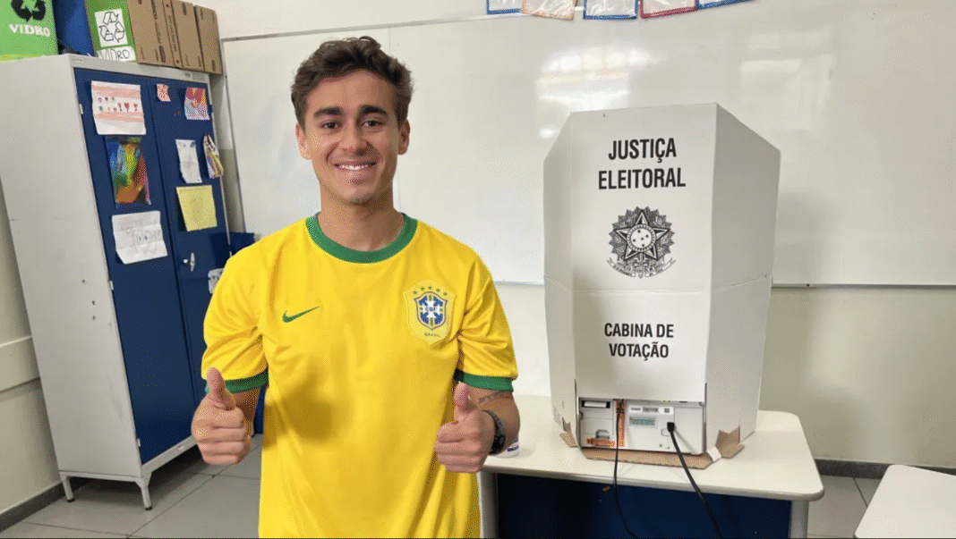 Após a Polícia Federal concluir que o conteúdo do pen drive apreendido na casa do ex-presidente Jair Bolsonaro não possui relevância para a investigação em curso, o deputado federal Nikolas Ferreira (PL-MG) usou as redes sociais para ironizar o episódio e criticar o ministro Alexandre de Moraes, do Supremo Tribunal Federal (STF), responsável por autorizar a operação (Foto: X)
