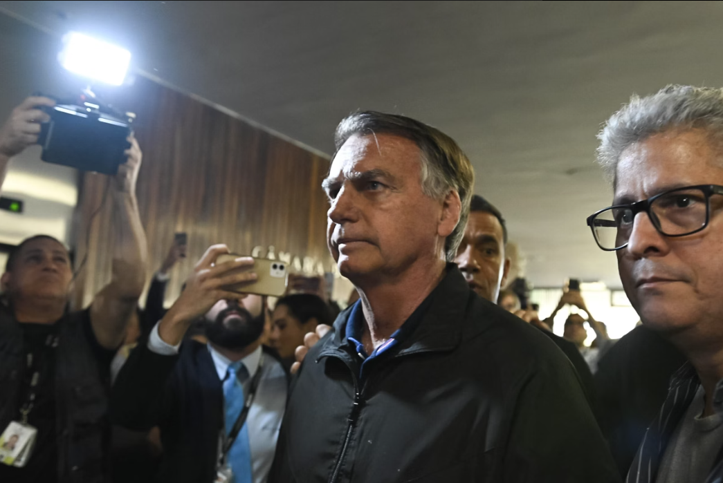 A decisão do STF que impôs medidas restritivas a Bolsonaro e a seu filho, o deputado Eduardo Bolsonaro (PL-SP), levou a um movimento interno na legenda (Foto: X)