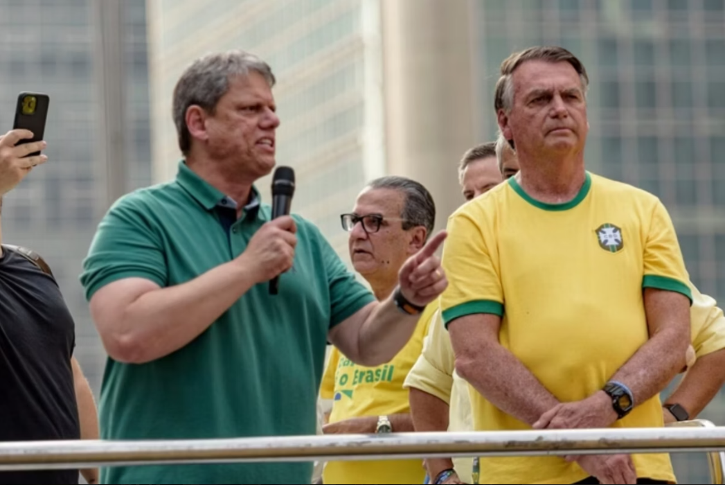 Com o ex-presidente Jair Bolsonaro (PL) impedido de circular livremente, usar redes sociais e participar de atos políticos, lideranças do centrão e da direita enxergam uma abertura inédita para o reposicionamento de nomes conservadores de olho em 2026 (Foto: X)