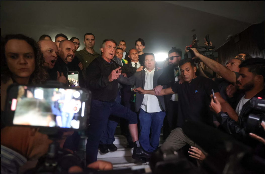 Em resposta às medidas cautelares impostas pelo Supremo Tribunal Federal (STF), o ex-presidente Jair Bolsonaro (PL) decidiu adotar silêncio total até que haja um esclarecimento oficial da Corte sobre os limites da proibição de uso de redes sociais e concessão de entrevistas (Foto: X)