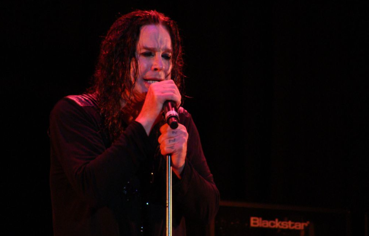 A morte de Ozzy Osbourne, aos 76 anos, não encerra apenas a trajetória de um ícone do heavy metal — também reacende uma antiga curiosidade da ciência: como o cantor sobreviveu a décadas de abuso severo de álcool e drogas sem colapsar fisicamente? A resposta pode estar no seu DNA (Foto: X)