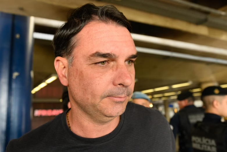 e volta a Brasília após uma rápida viagem a Portugal, o senador Flávio Bolsonaro (PL-RJ) intensificou as críticas ao Supremo Tribunal Federal (Foto: X)