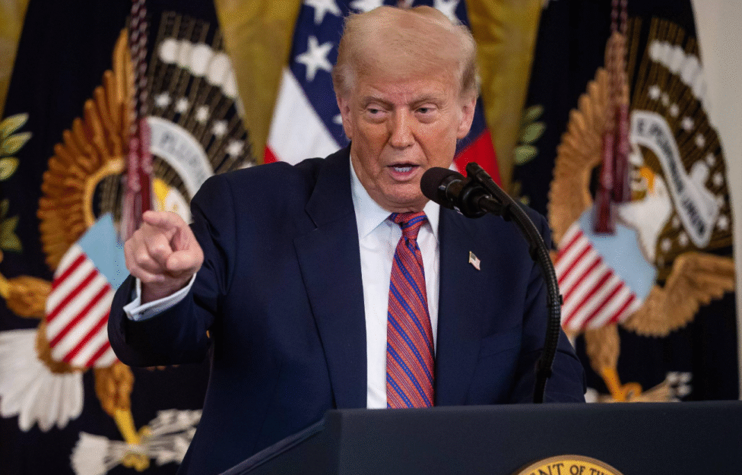 Uma medida do presidente dos Estados Unidos, Donald Trump, reacendeu o debate internacional sobre os limites da ciência e os riscos associados a experimentos com patógenos (Foto: X)