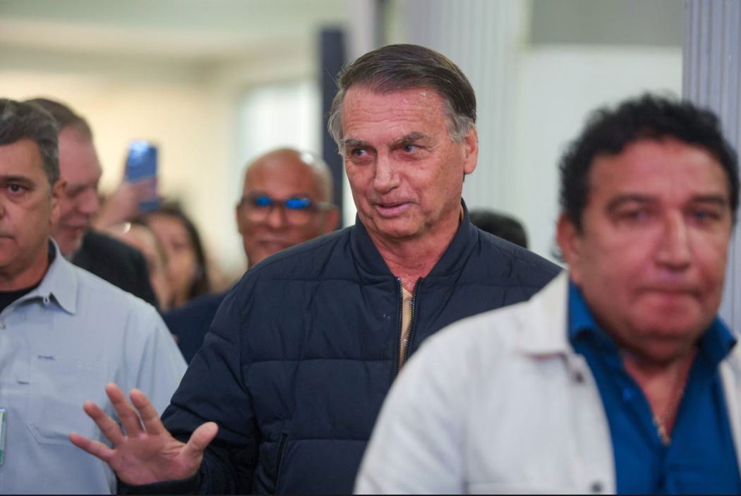 O ex-presidente Jair Bolsonaro afirmou nesta quinta-feira (24) que irá consultar seu advogado antes de decidir se dará declarações públicas ou entrevistas (Foto: X)