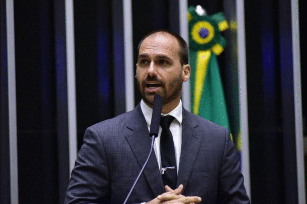 A decisão de Moraes rejeitou o pedido de prisão preventiva de Jair Bolsonaro, apesar de reconhecer um descumprimento pontual das medidas impostas, especialmente no que se refere à veiculação de entrevistas em redes sociais (Foto: X)