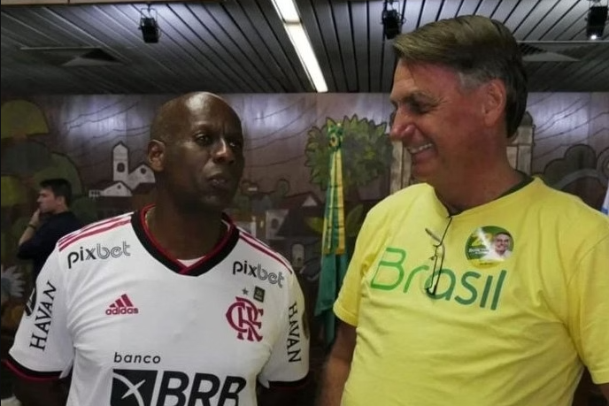 Durante interrogatório no Supremo Tribunal Federal (STF), o ex-major do Exército Ailton Gonçalves Moraes Barros afirmou que é amigo pessoal de Jair Bolsonaro há quatro décadas e relatou ter convencido a própria filha de que o ex-presidente 