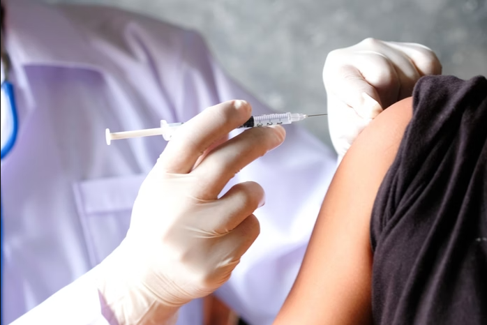 Um dos anticoncepcionais injetáveis mais usados no mundo, o Depo-Provera, está sendo questionado judicialmente nos Estados Unidos por suposta relação com o surgimento de meningiomas — um tipo de tumor que afeta as membranas que envolvem o cérebro e a medula espinhal (Foto: X)