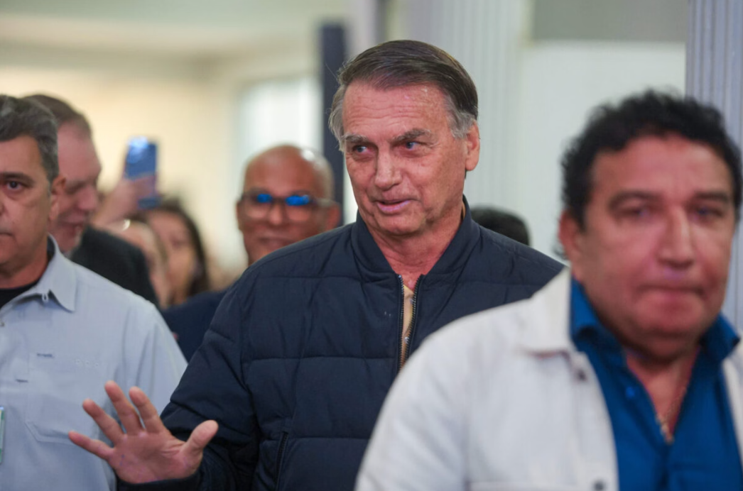 Ao ser questionado nesta quarta-feira (30) sobre a prisão da deputada federal Carla Zambelli (PL-SP), o ex-presidente Jair Bolsonaro (PL) preferiu não responder diretamente (Foto: X)