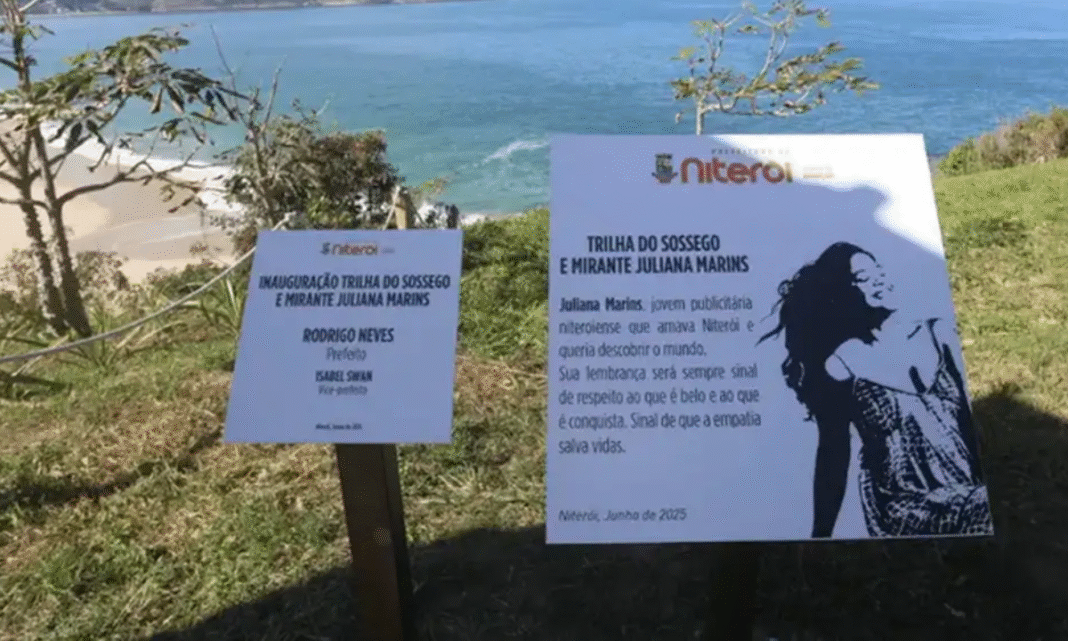 O pai de Juliana Marins, jovem brasileira que perdeu a vida ao cair durante uma trilha na Indonésia, denunciou o desaparecimento da placa instalada em sua homenagem no Mirante da Praia do Sossego, em Niterói, na Região Metropolitana do Rio (Foto: X)