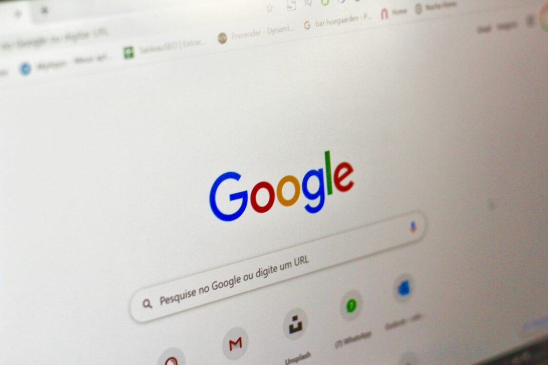 O Google treinou os usuários a buscar informações rápidas. Agora, a IA entrega essas informações sem que eles precisem sair da página de resultados. O resultado? Sites de notícias perderam 600 milhões de visitas em menos de um ano. (Foto: Unsplash)