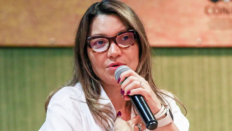 Durante uma entrevista coletiva concedida pelo presidente Luiz Inácio Lula da Silva (PT) na última quarta-feira (9/7), a primeira-dama Rosângela Lula da Silva, a Janja, reagiu de forma inusitada ao ouvir perguntas sobre a ameaça do ex-presidente dos Estados Unidos, Donald Trump, de aplicar sobretaxas aos produtos brasileiros (Foto: X)