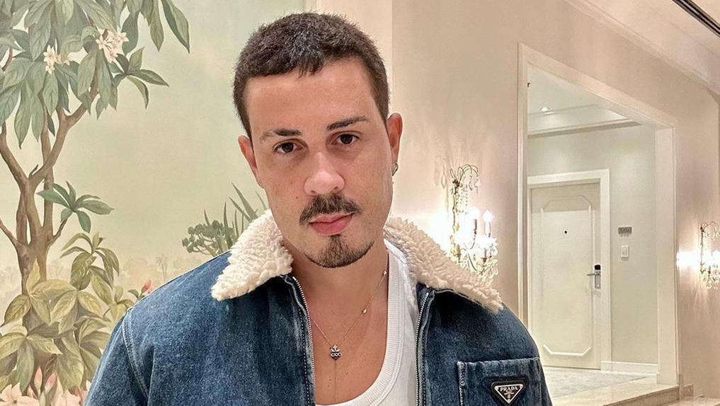 O influenciador Carlinhos Maia se tornou réu em um processo judicial após ser acusado de divulgar, em suas redes sociais, uma empresa que teria prometido limpar o nome de consumidores endividados em troca de pagamento, sem cumprir o serviço oferecido (Foto: X)