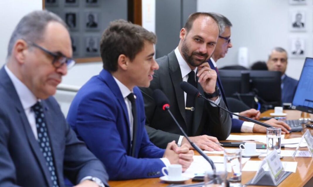 Em meio a tensões crescentes dentro da ala bolsonarista, o deputado federal licenciado Eduardo Bolsonaro (PL-SP) voltou a disparar críticas contra o colega de partido Nikolas Ferreira (PL-MG). (Foto: X)