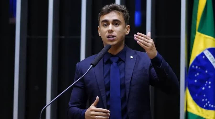 O deputado federal Nikolas Ferreira (PL-MG) classificou como “preocupante” a decisão do ministro Alexandre de Moraes, do Supremo Tribunal Federal (STF), que proibiu o ex-presidente Jair Bolsonaro de conceder entrevistas ou participar de transmissões em qualquer plataforma, inclusive por meio de terceiros (Foto: X)