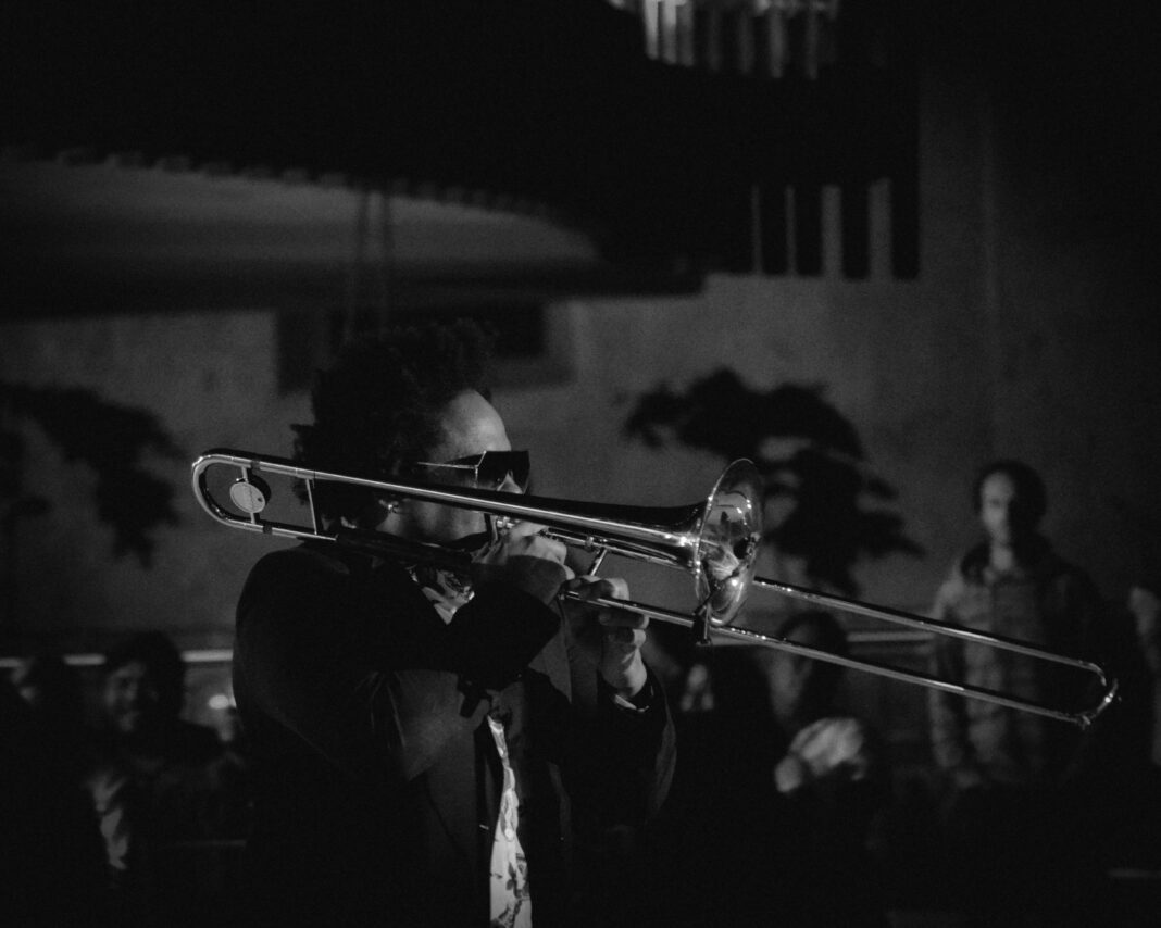 Aprender a tocar um instrumento musical pode ser muito mais do que um hobby prazeroso (Foto: Unsplash)