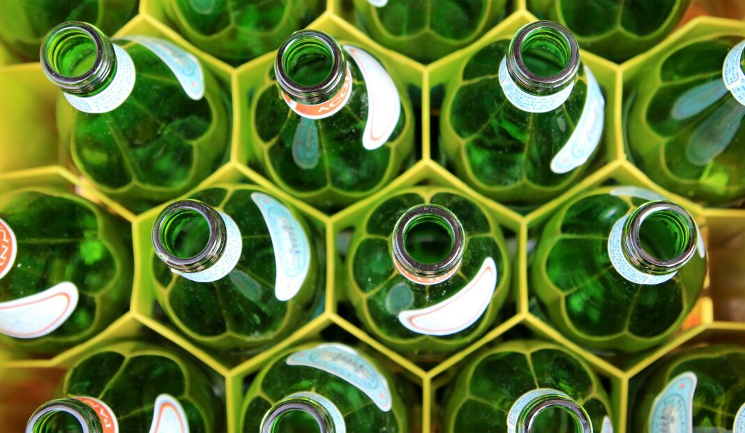 As garrafas de vidro, frequentemente vistas como alternativas sustentáveis e “limpas” ao plástico, podem carregar uma contradição invisível: mais microplásticos do que as embalagens PET (Foto: Unsplash)