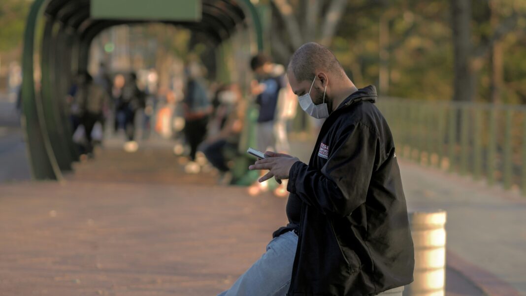 Acelerar vídeos pode parecer uma solução eficiente para economizar tempo, mas esse hábito tem consequências diretas na memória e na capacidade de aprendizado — principalmente entre os mais velhos (Foto: X)